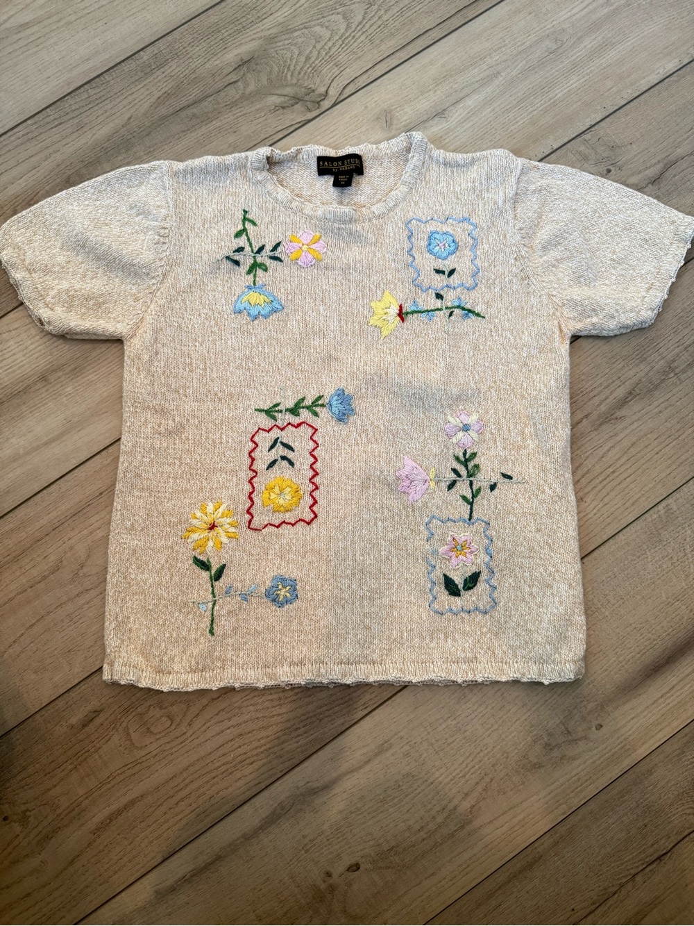Short Sleeve Sweater with Multicolor Embroidered Flowers